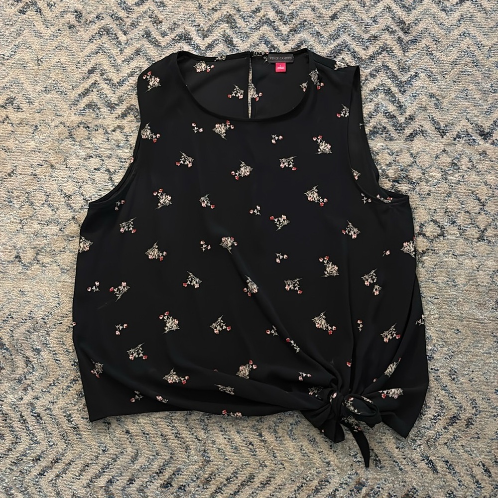 Vince Camuto floral sleeveless top, black floral with cute tie. Size large.